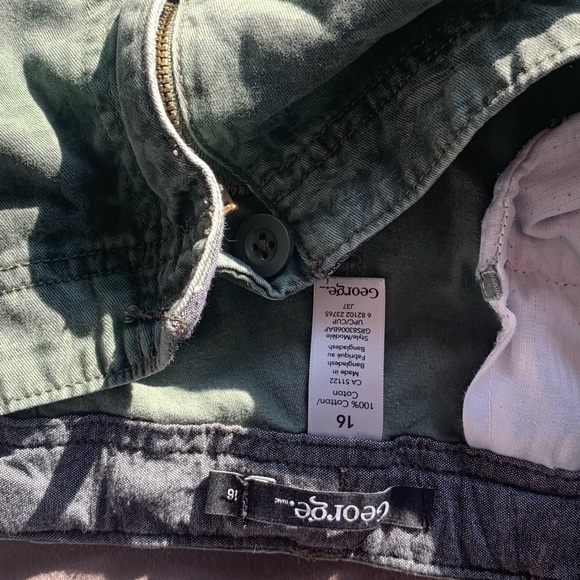 Green Palm Leaf design Shorts - Picture 3 of 3